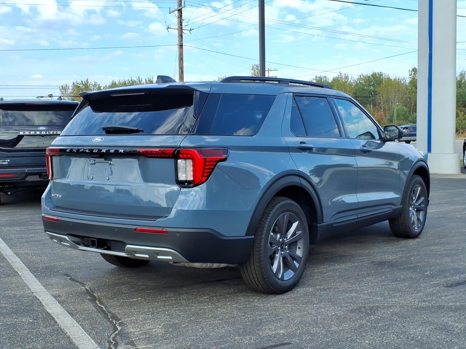 2027 Ford Explorer ACTIVE W/200A PKG 4WD